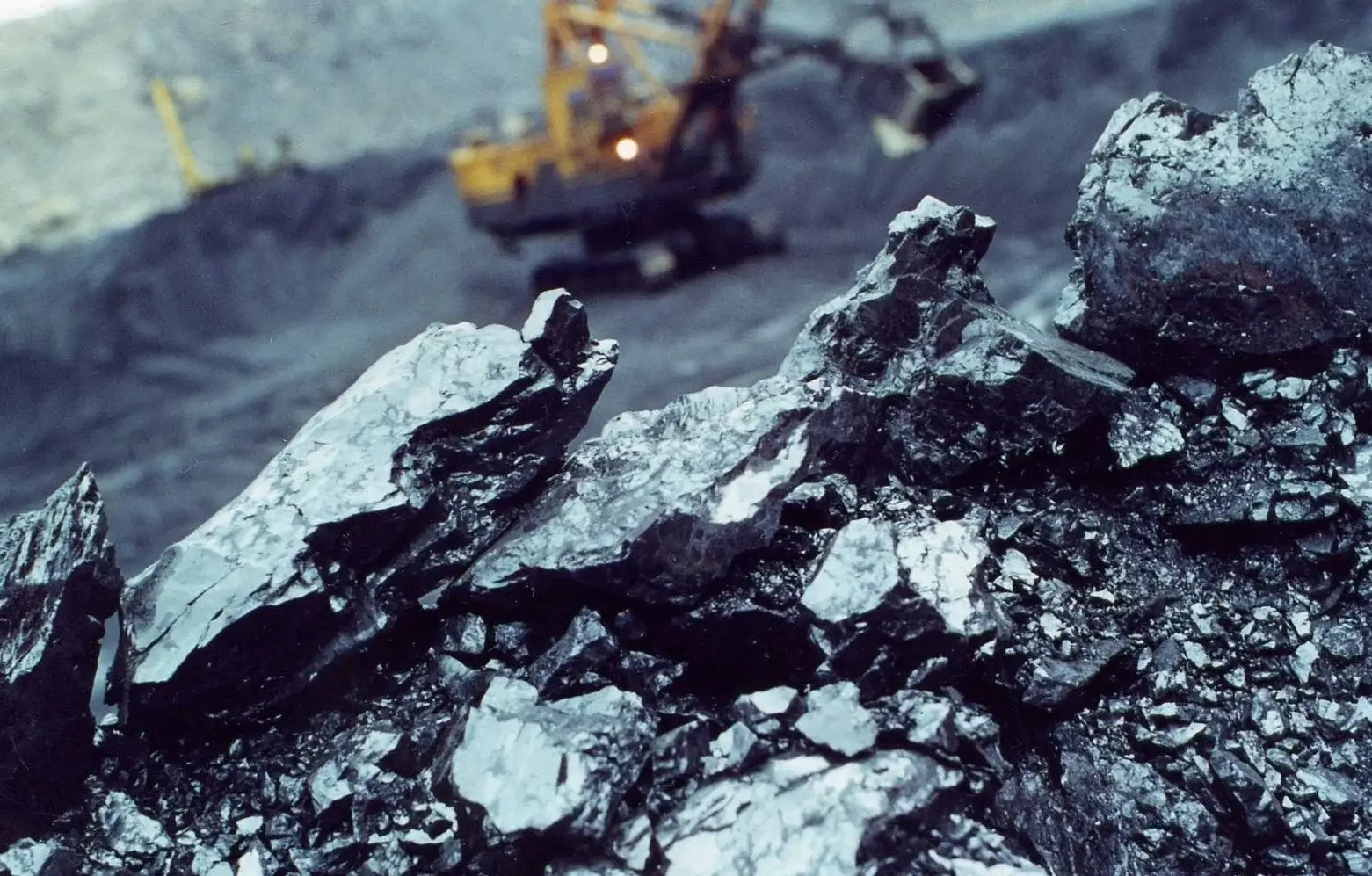 Каменный уголь на урале. Каменный уголь. Уголь ископаемое. Кменный угол. Полезные ископаемые уголь.