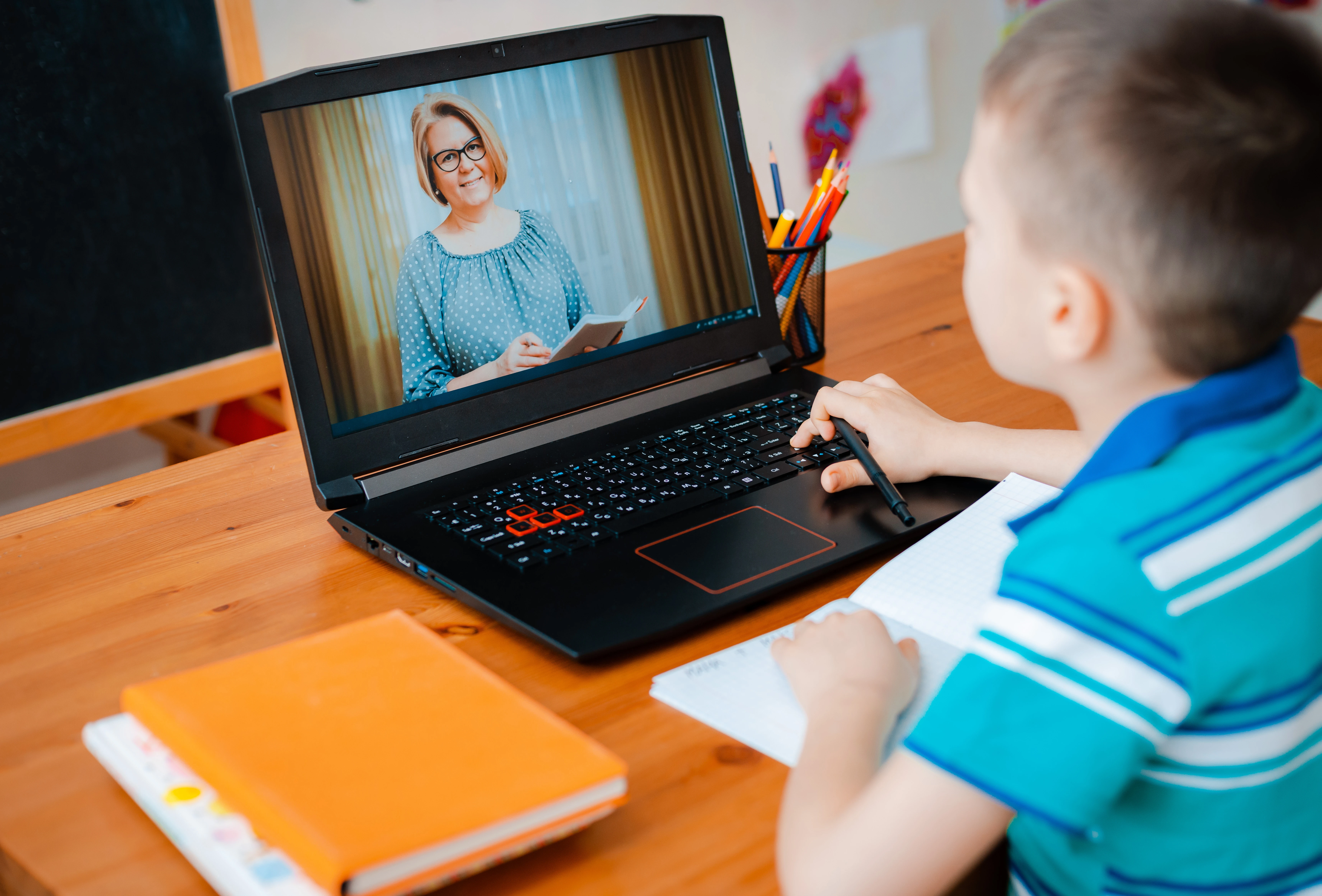 Дистанционное обучение с 1 апреля. Ребенок за компьютером. Компьютер для детей. Школьник с ноутбуком. Ребенок за ПК.